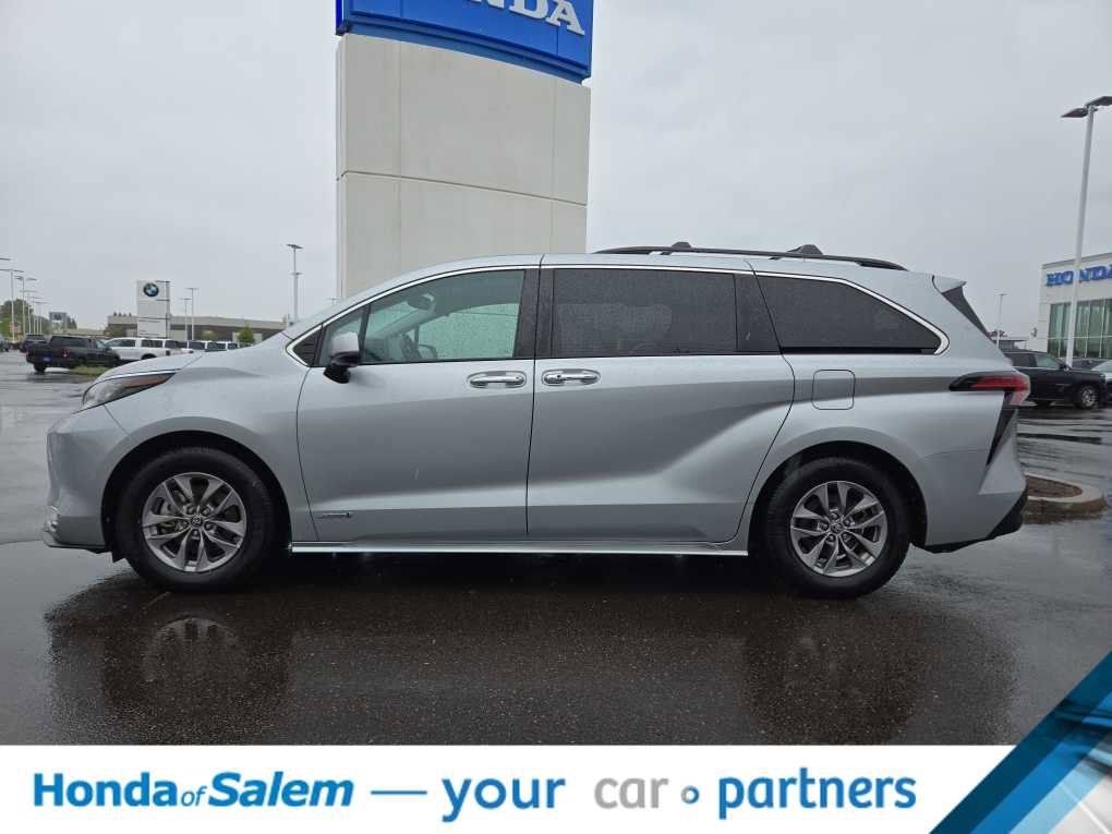Used 2021 Toyota Sienna XLE w/ XLE Plus Package FWD image 3