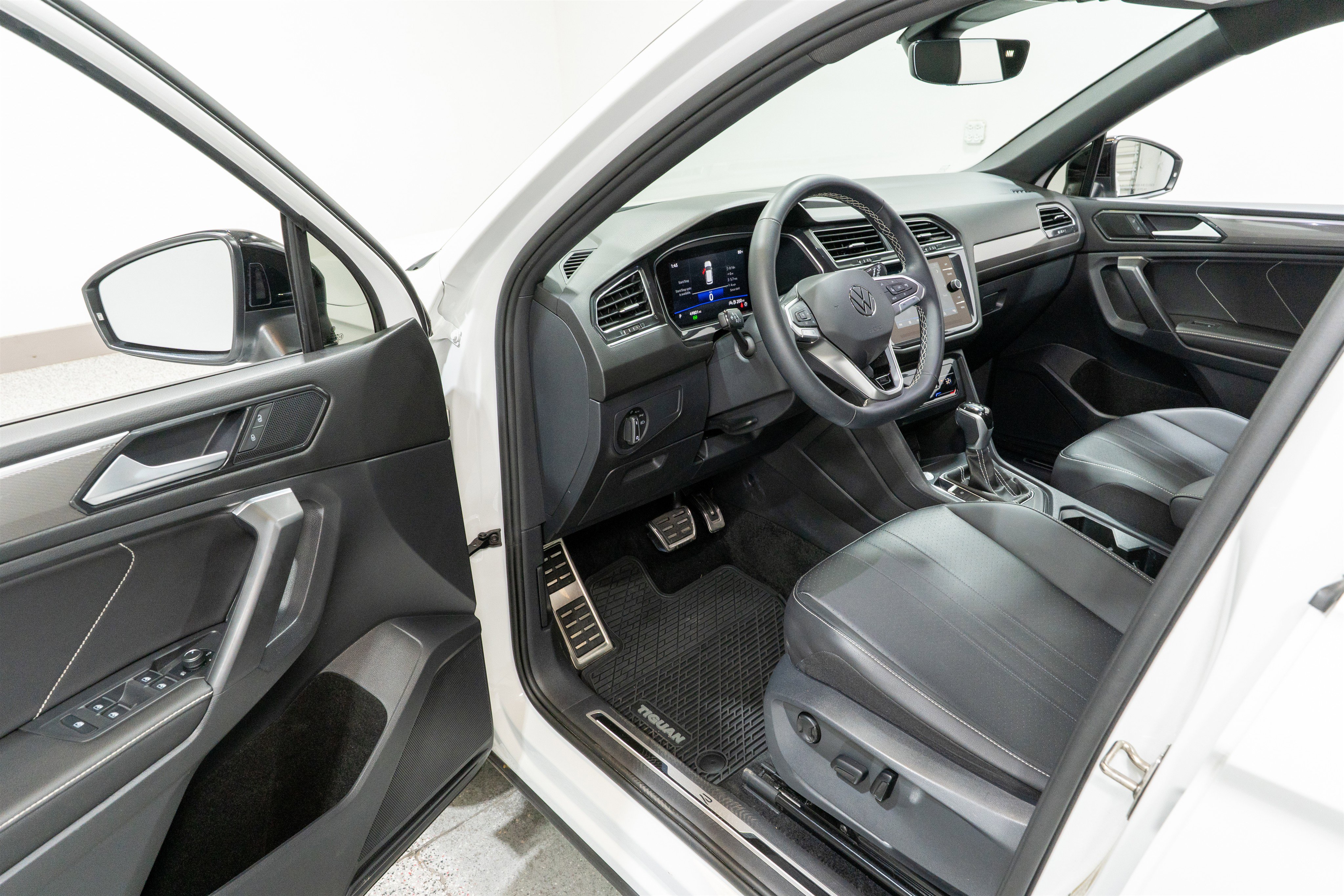 Used 2023 Volkswagen Tiguan SE R-Line image 12