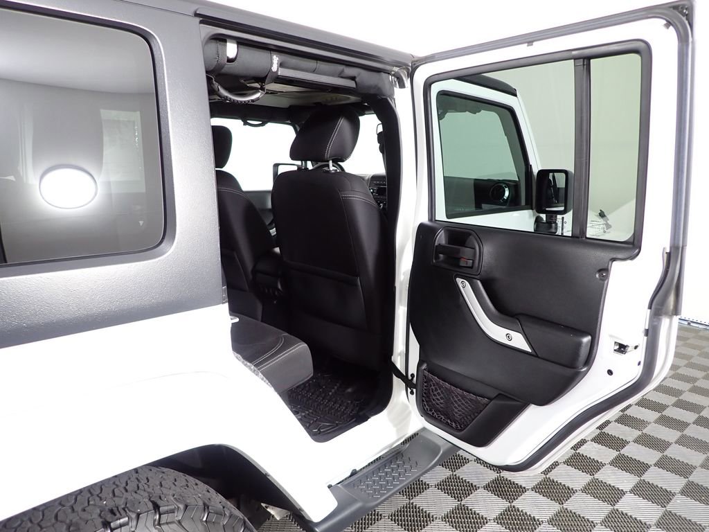 Used 2016 Jeep Wrangler Unlimited Sahara w/ Connectivity Group AWD/4WD image 30