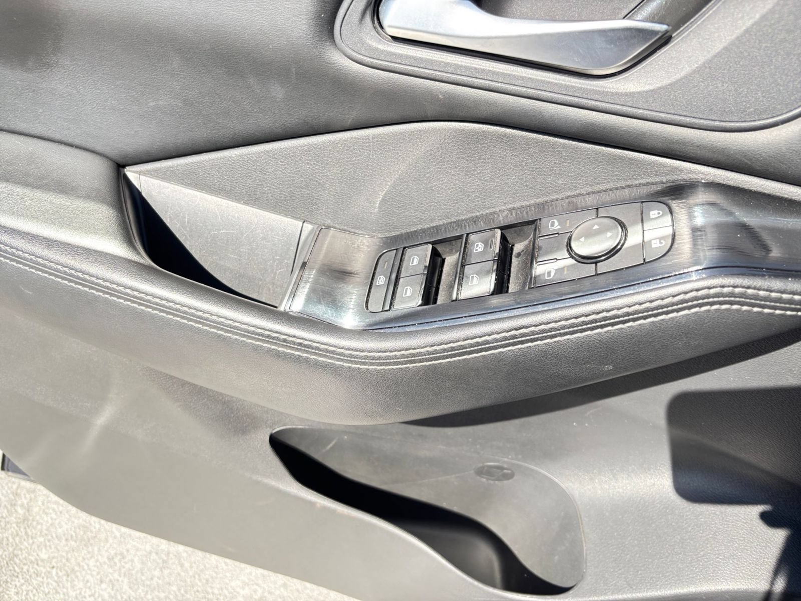 Used 2025 Nissan Rogue SV AWD/4WD image 18