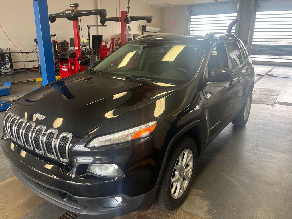 Used 2016 Jeep Cherokee Latitude AWD/4WD image 2
