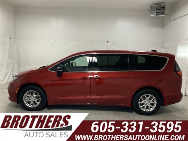 Used 2025 Chrysler Pacifica Select