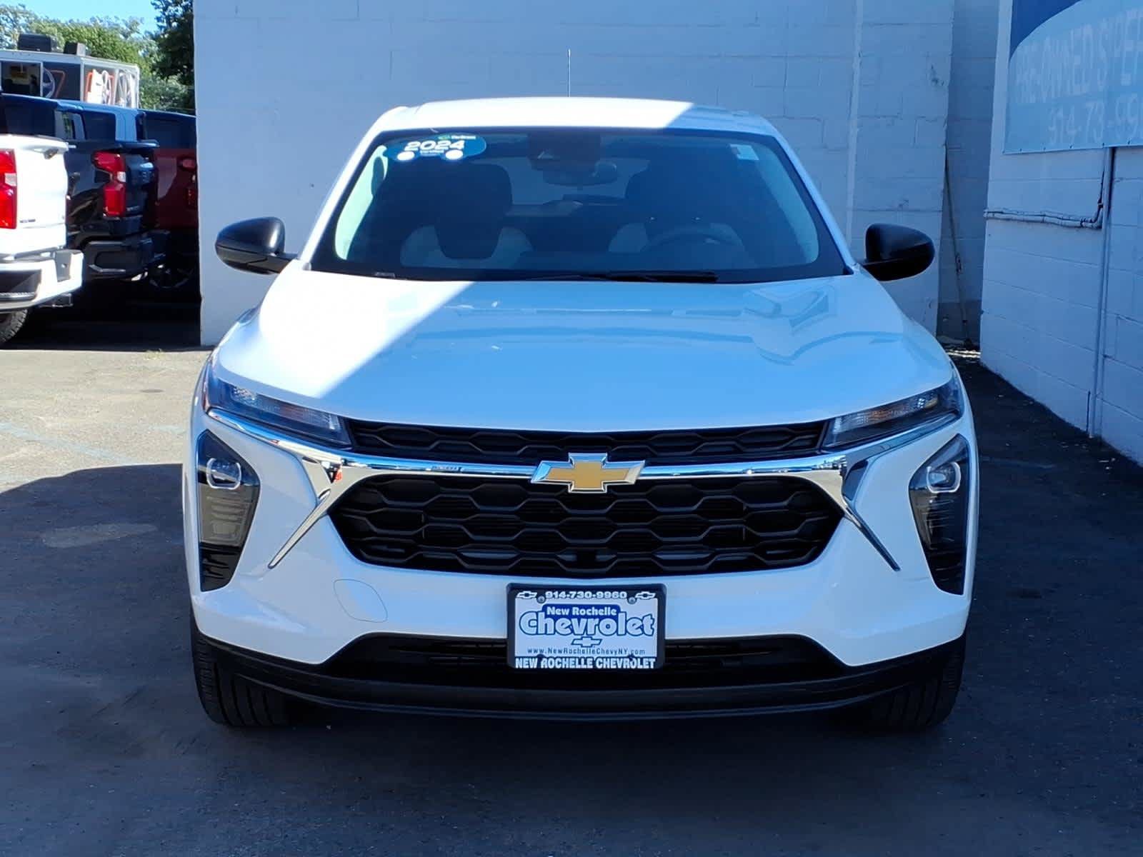 Used 2024 Chevrolet Trax LS FWD image 2