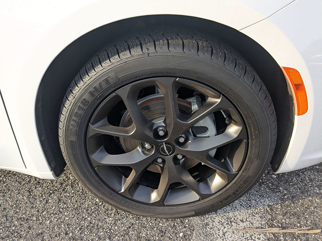 Used 2025 Chrysler Pacifica Limited FWD image 11
