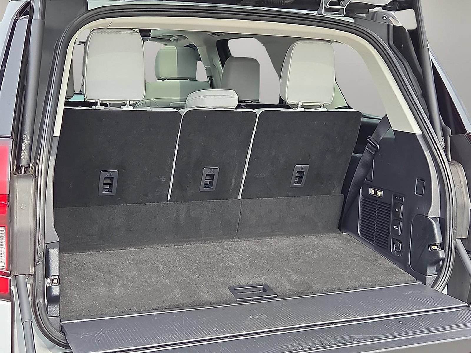 Used 2025 Ford Expedition Platinum w/ Driver's Package AWD/4WD image 8
