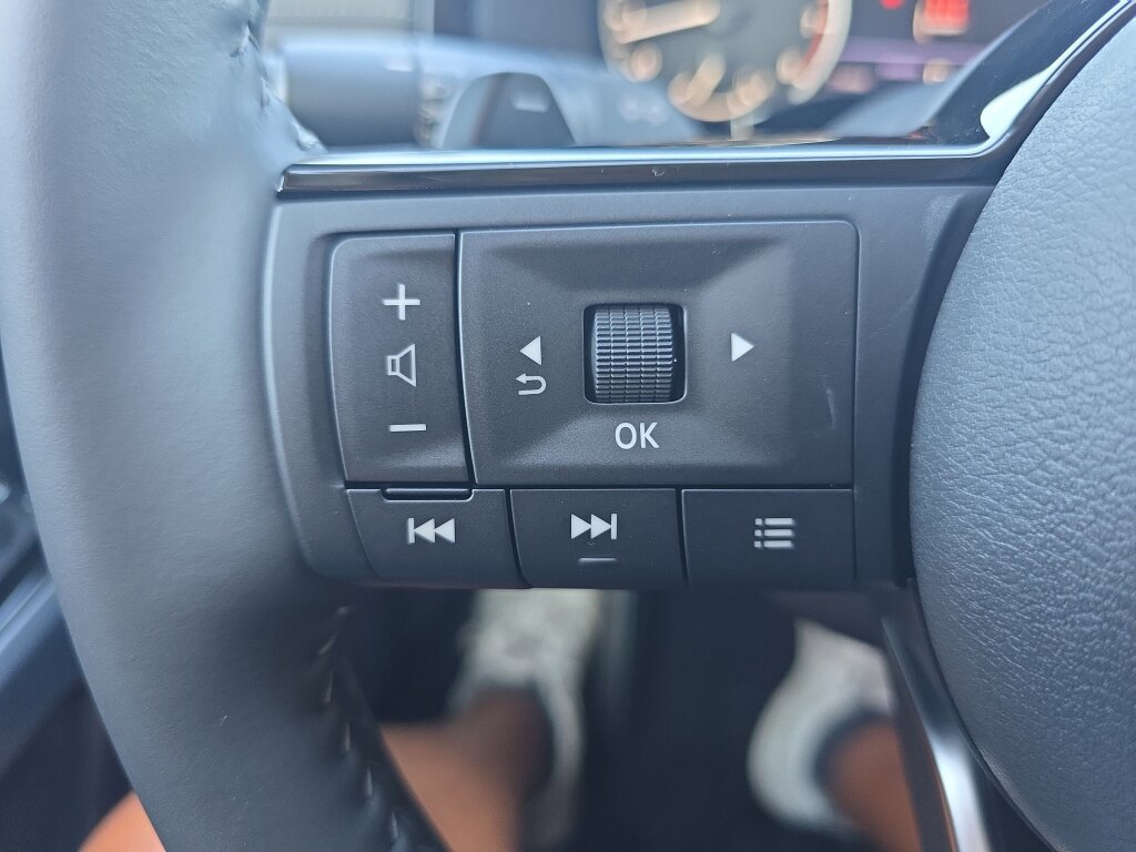 New 2025 Nissan Pathfinder SL image 11