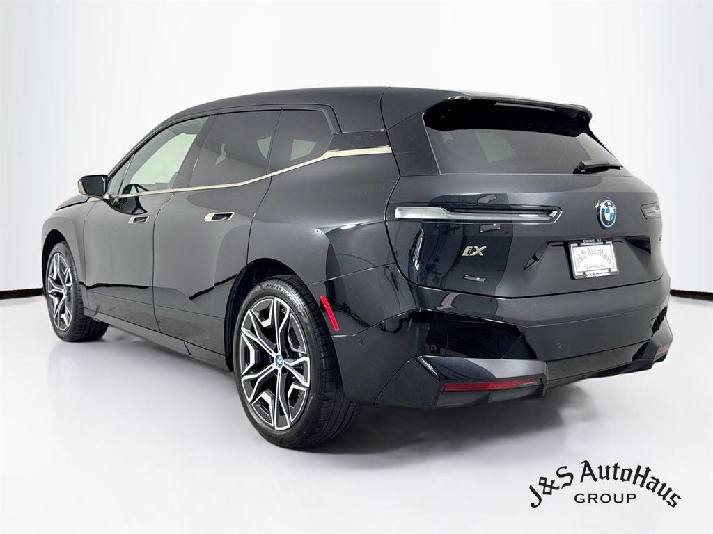Used 2024 BMW iX xDrive50 w/ Premium Package AWD/4WD image 5