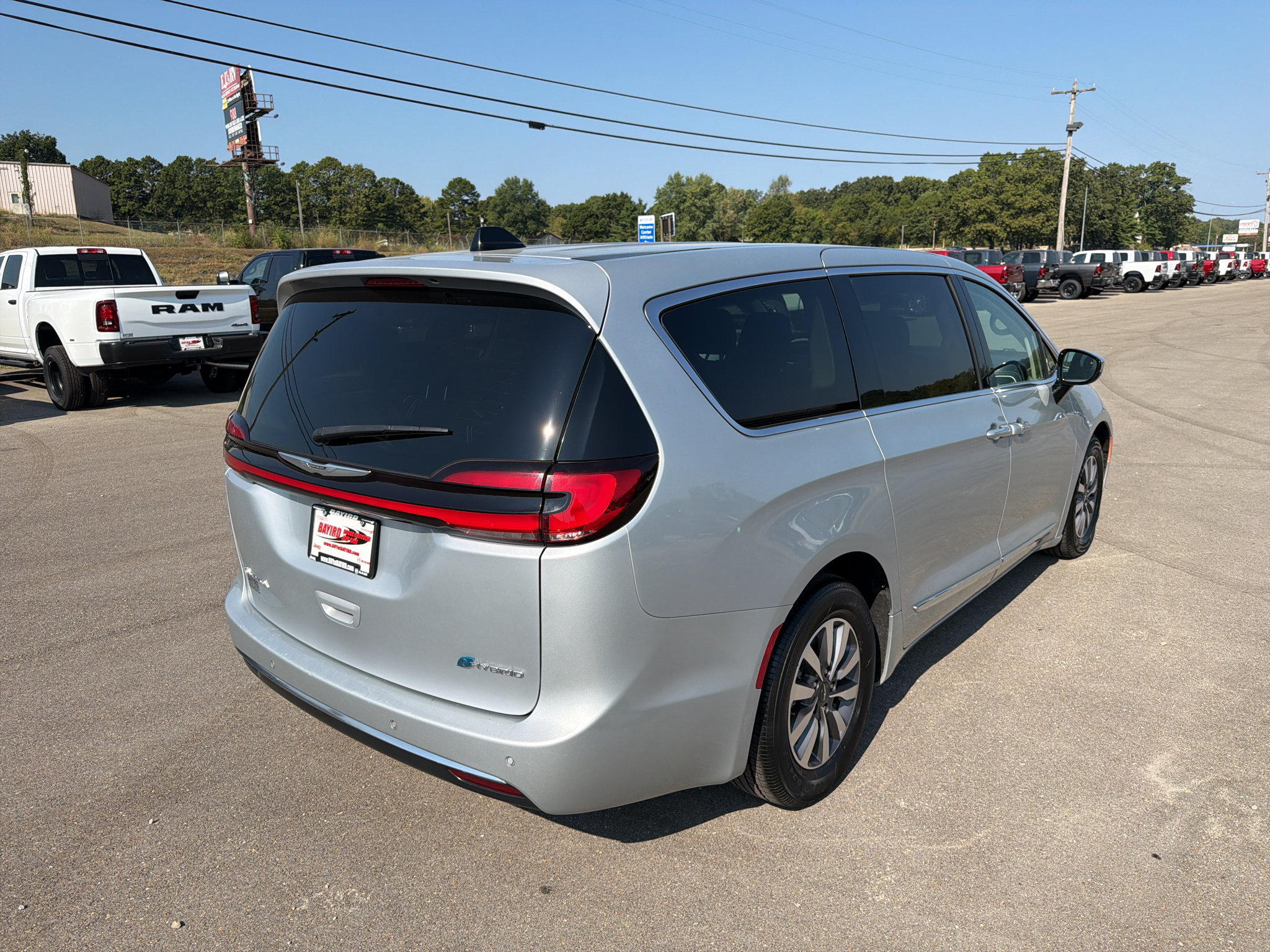 Used 2023 Chrysler Pacifica Limited FWD image 5