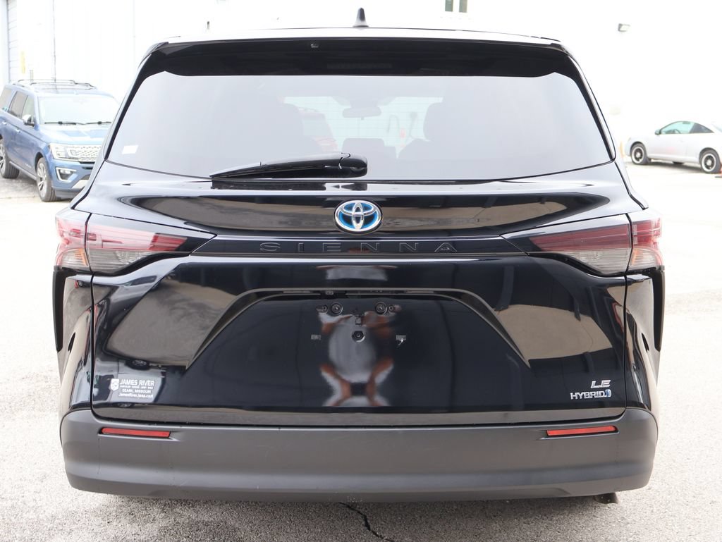 Used 2024 Toyota Sienna LE FWD image 4