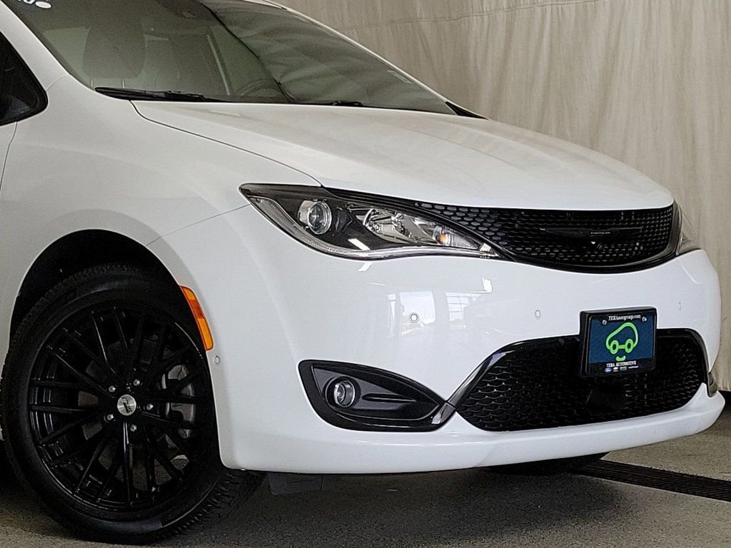 Used 2020 Chrysler Pacifica Touring-L w/ Advanced Safetytec Group image 2