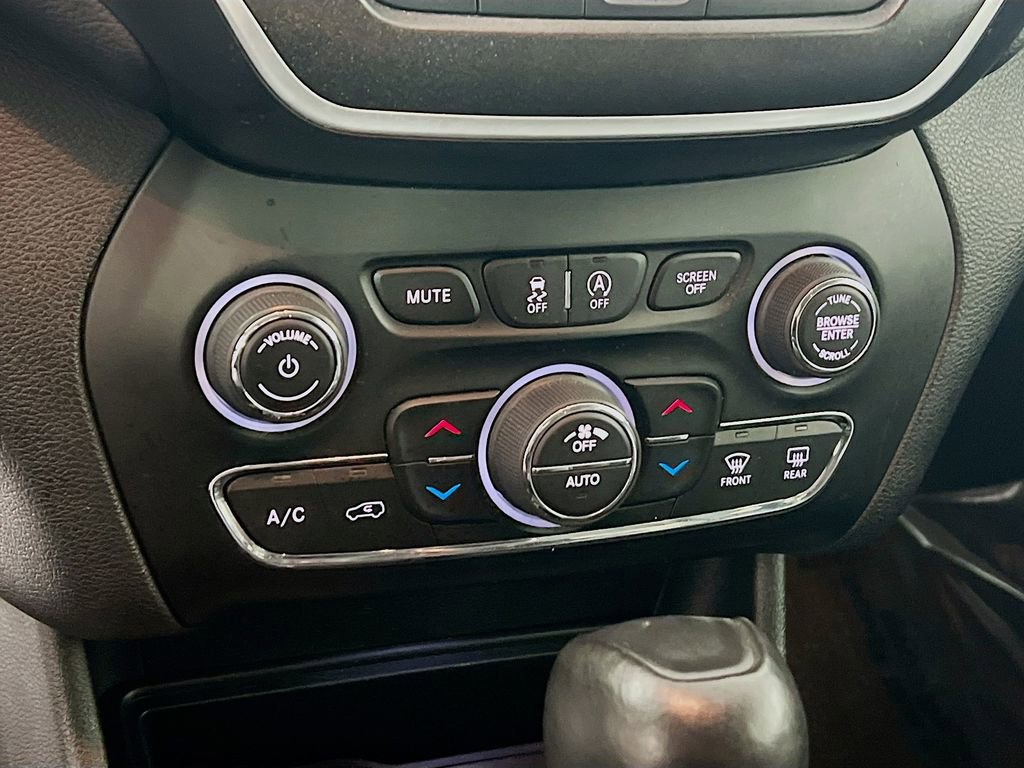 Used 2019 Jeep Cherokee Trailhawk image 14