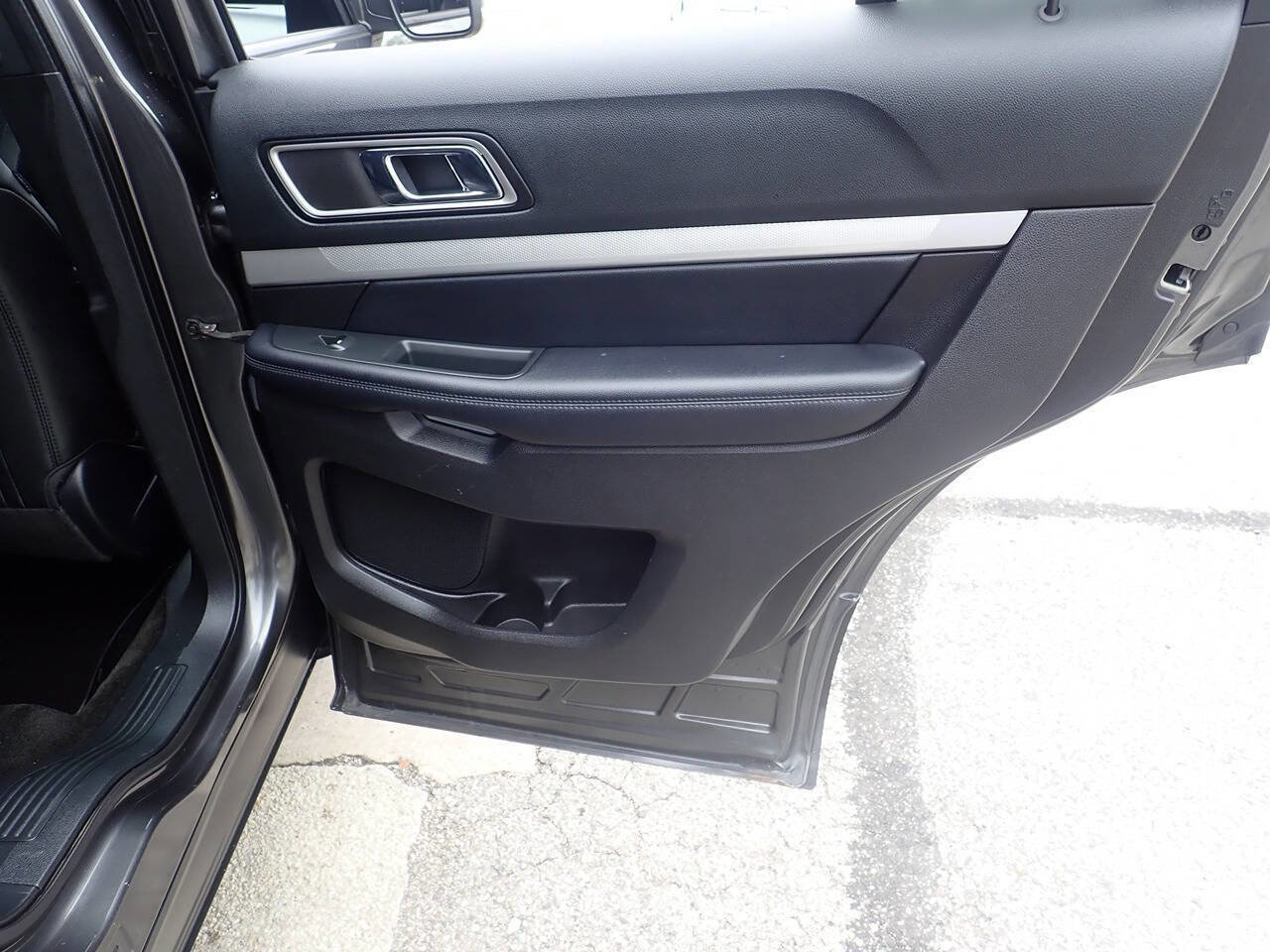 Used 2017 Ford Explorer XLT w/ Equipment Group 202A AWD/4WD image 27
