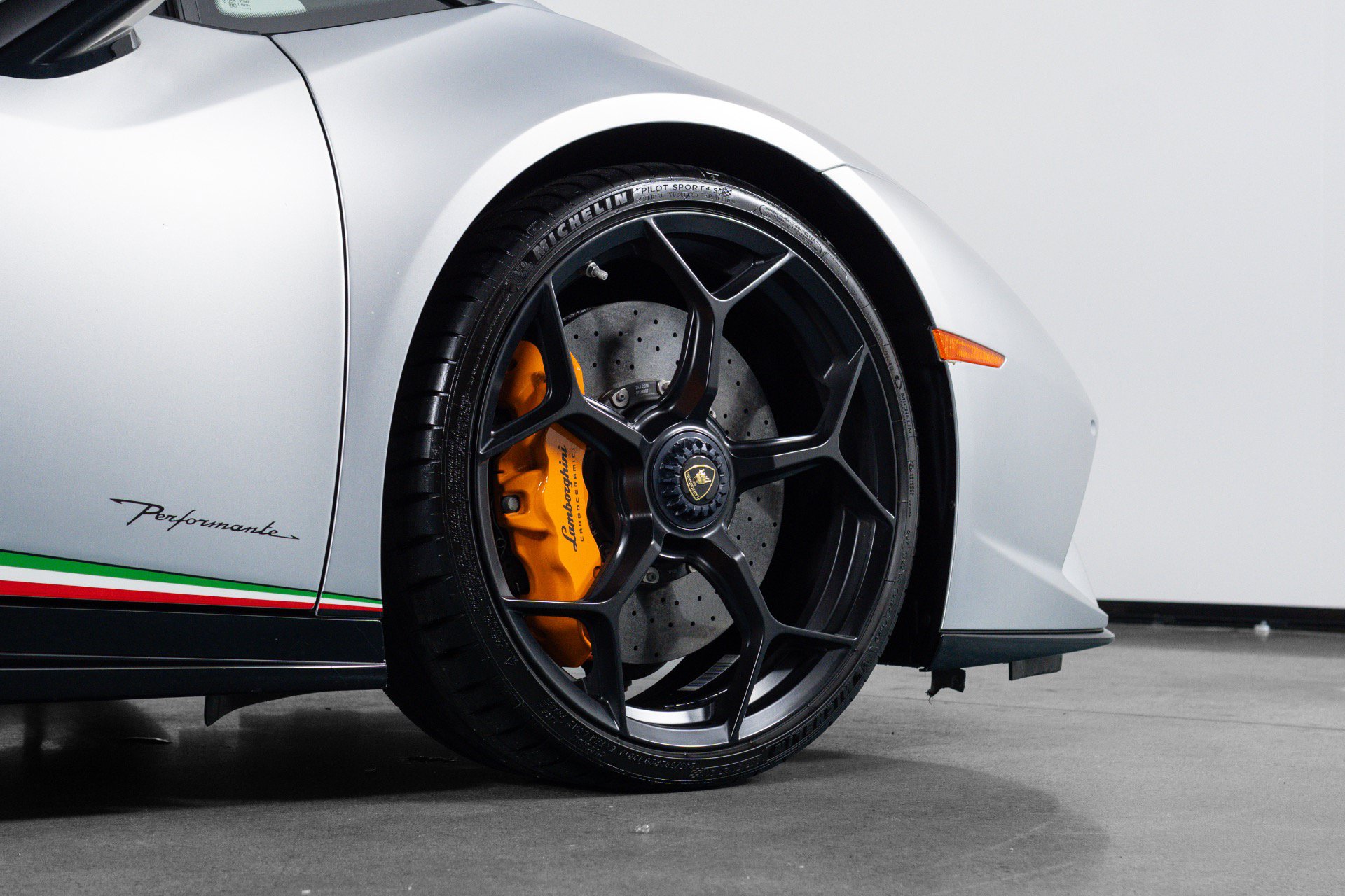 Used 2018 Lamborghini Huracan Performante AWD/4WD image 14