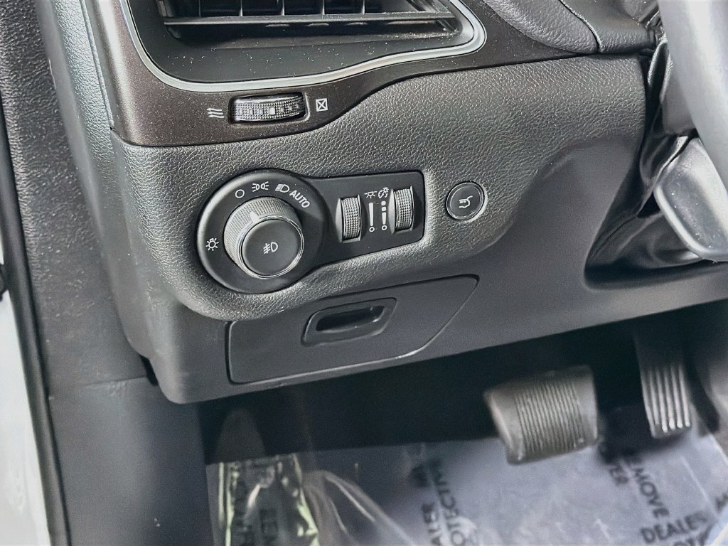 Used 2019 Jeep Cherokee Trailhawk AWD/4WD image 10