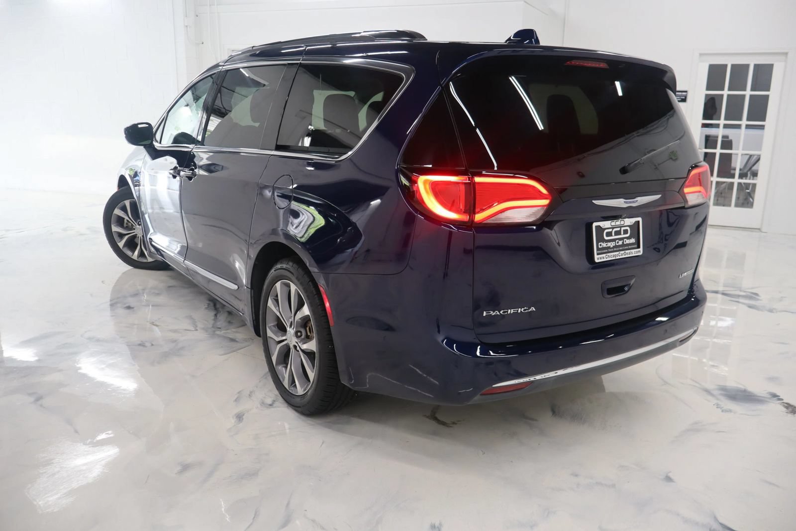 Used 2019 Chrysler Pacifica Limited w/ Tire & Wheel Group FWD image 6
