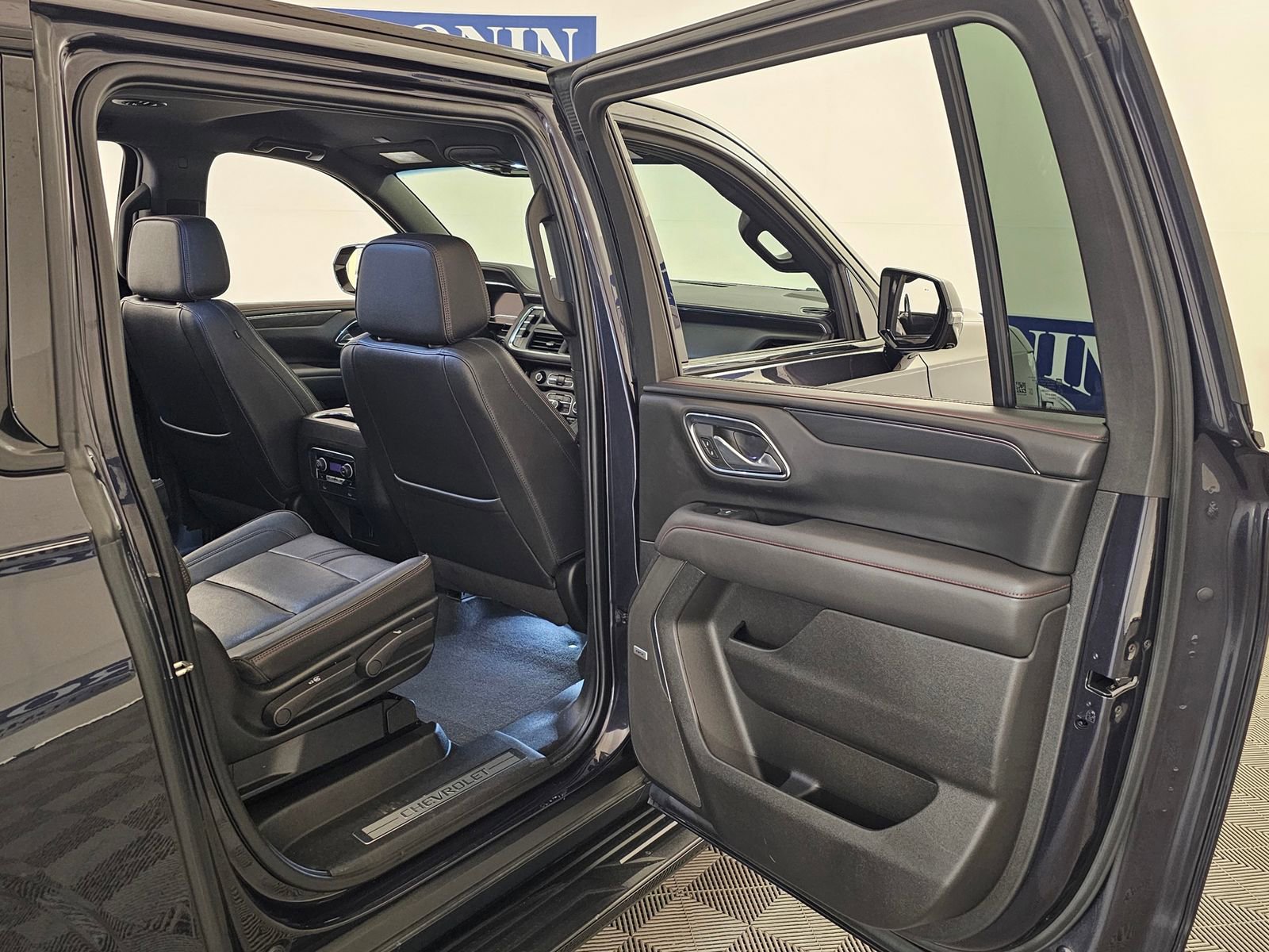 Used 2022 Chevrolet Suburban RST w/ Sport Performance Package image 29