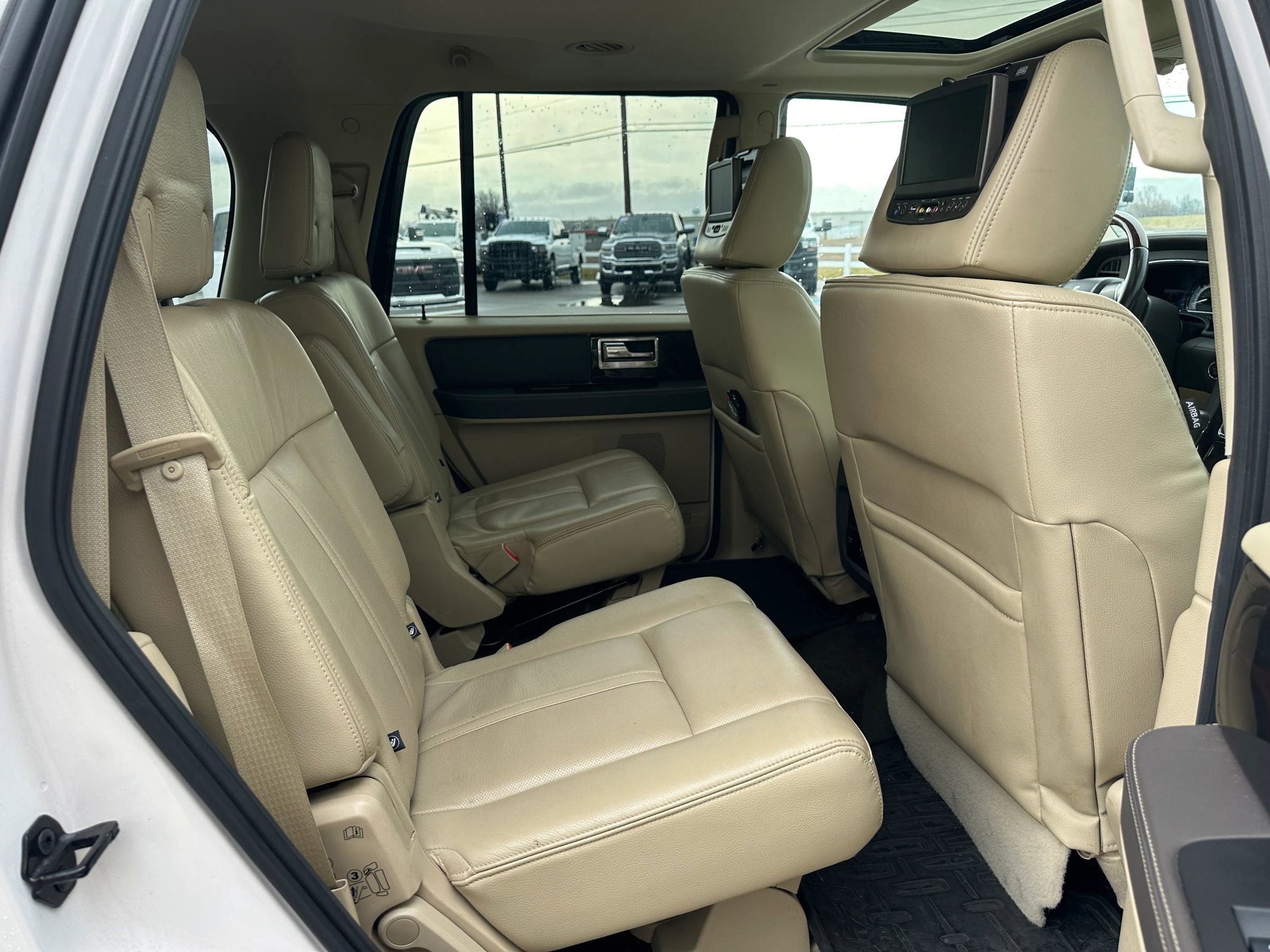 Used 2017 Lincoln Navigator Reserve image 39