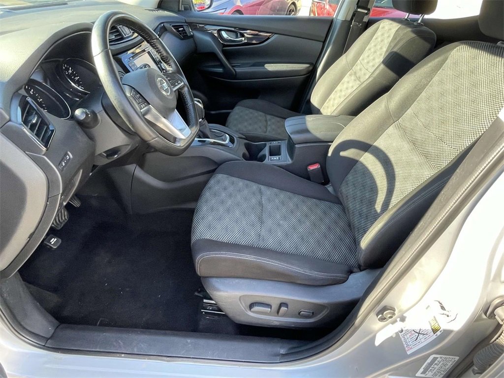 Used 2017 Nissan Rogue Sport SV w/ SV Premium Package image 16