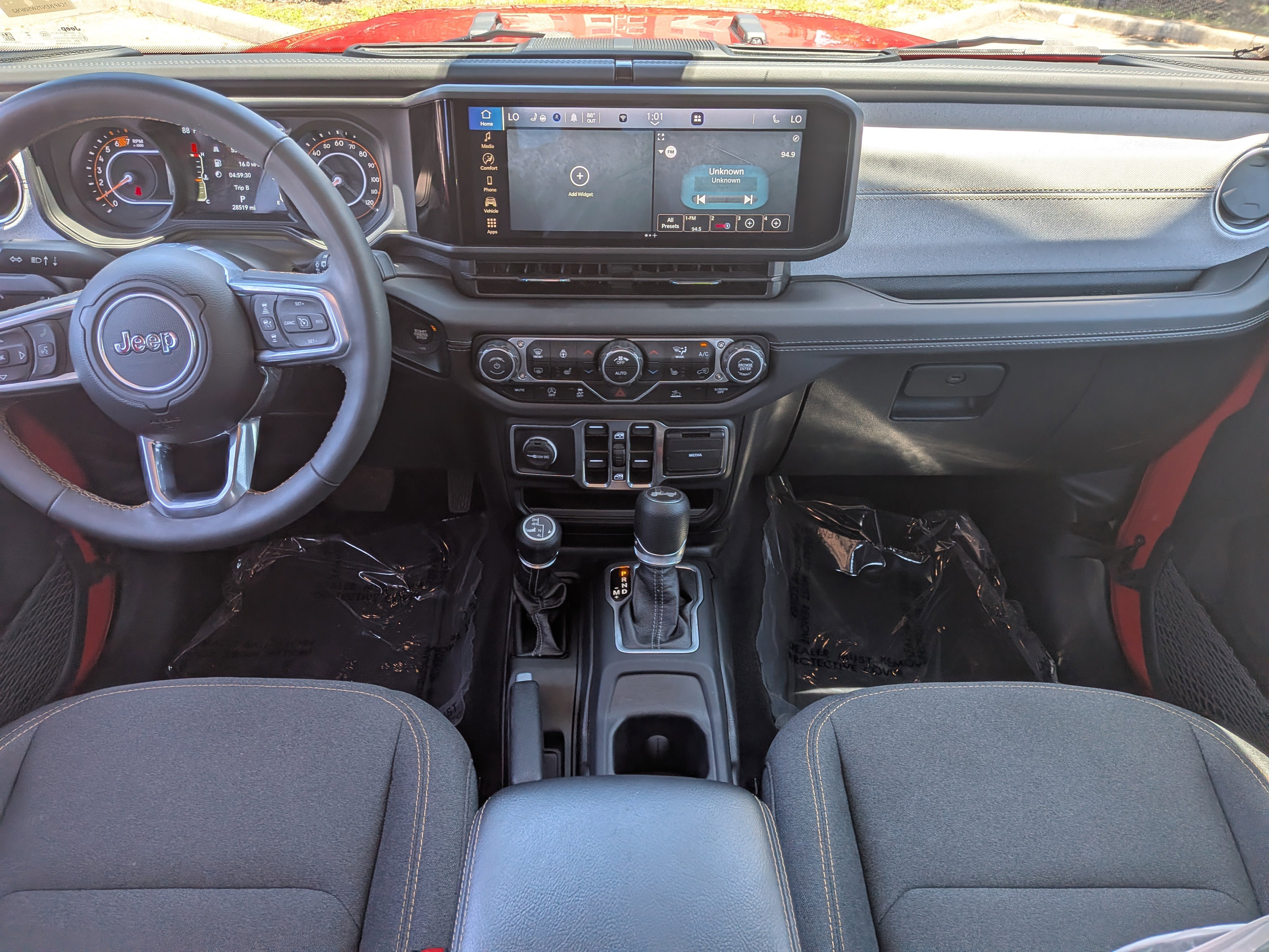 Used 2025 Jeep Wrangler Unlimited Sahara AWD/4WD image 16