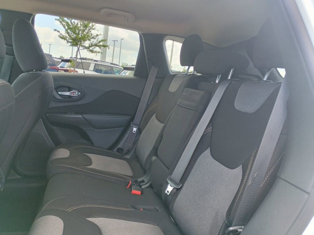 Used 2016 Jeep Cherokee Sport image 16