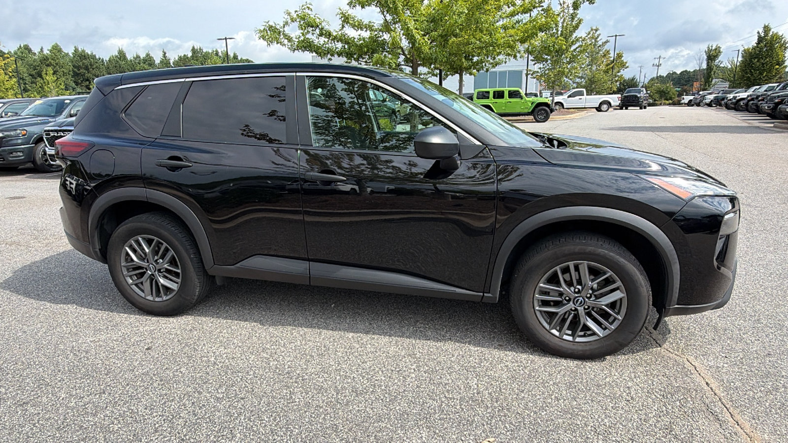 Used 2024 Nissan Rogue S AWD/4WD image 7