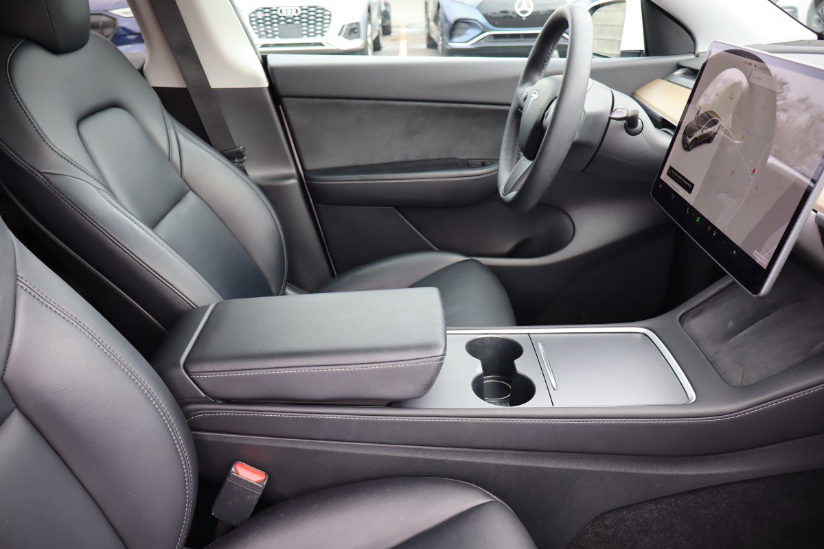 Used 2022 Tesla Model Y Long Range image 13