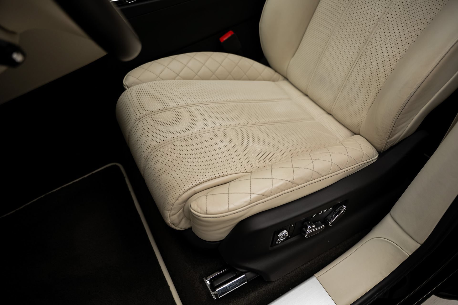 Used 2018 Bentley Bentayga AWD/4WD image 61