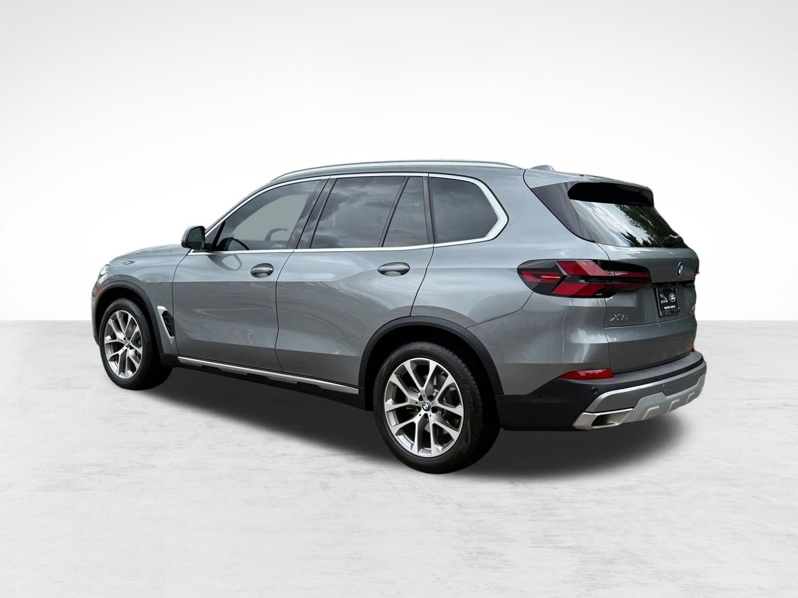 Used 2024 BMW X5 xDrive40i w/ Parking Assistance Package image 3