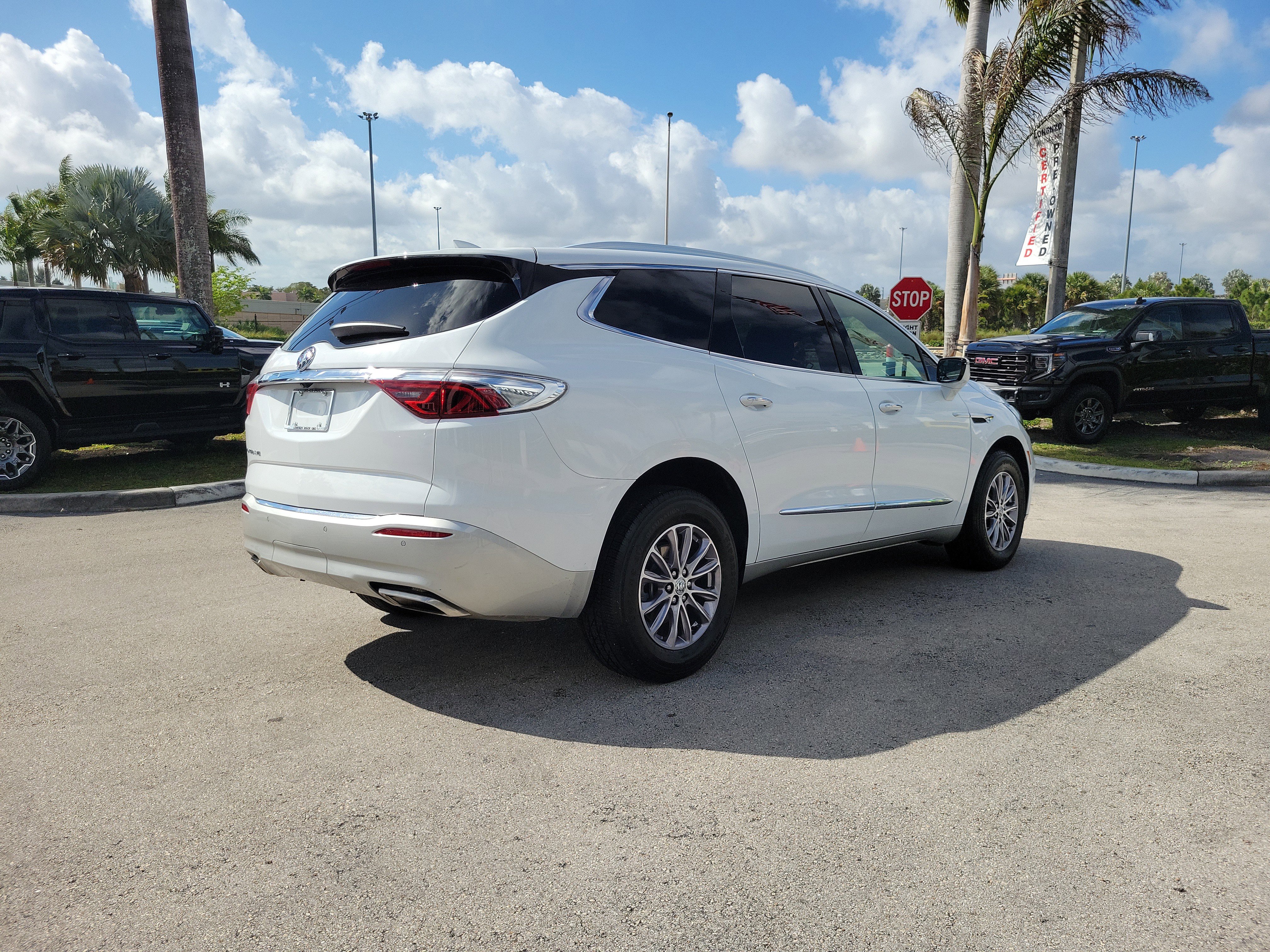 Used 2023 Buick Enclave Essence image 5