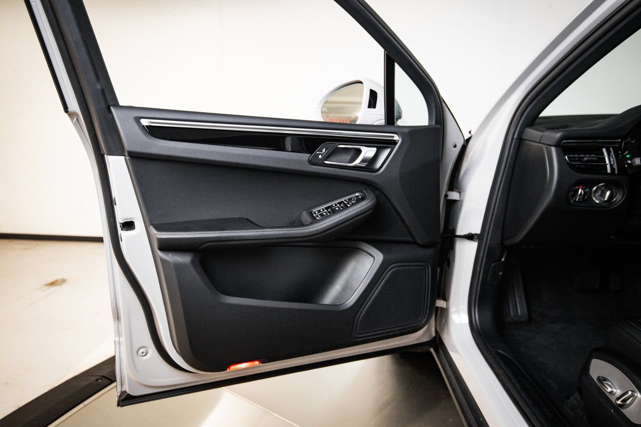 Certified 2023 Porsche Macan AWD/4WD image 23