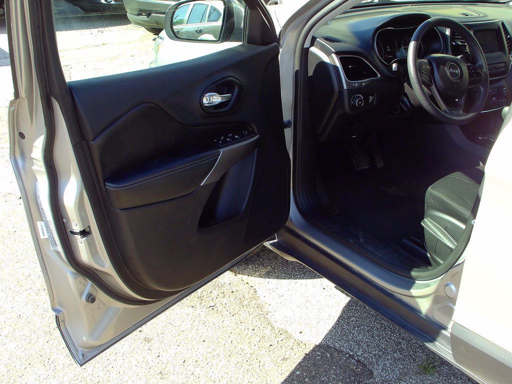 Used 2019 Jeep Cherokee Latitude w/ Popular Appearance Group AWD/4WD image 5
