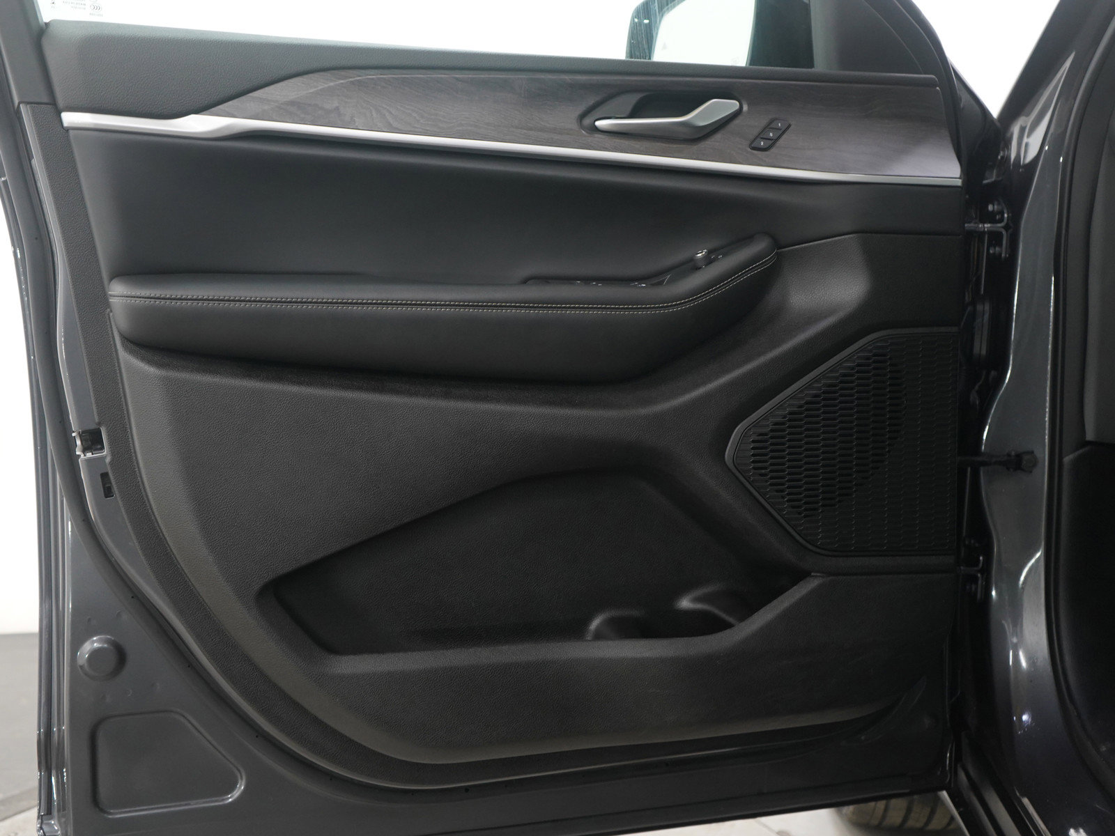 Used 2023 Jeep Grand Cherokee L Limited w/ Luxury Tech Group II image 22