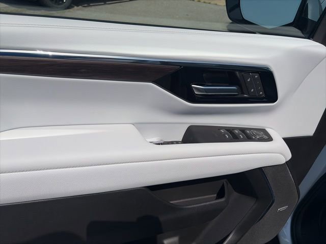 New 2026 Chevrolet Suburban Premier w/ Sun And Tow Package AWD/4WD image 17
