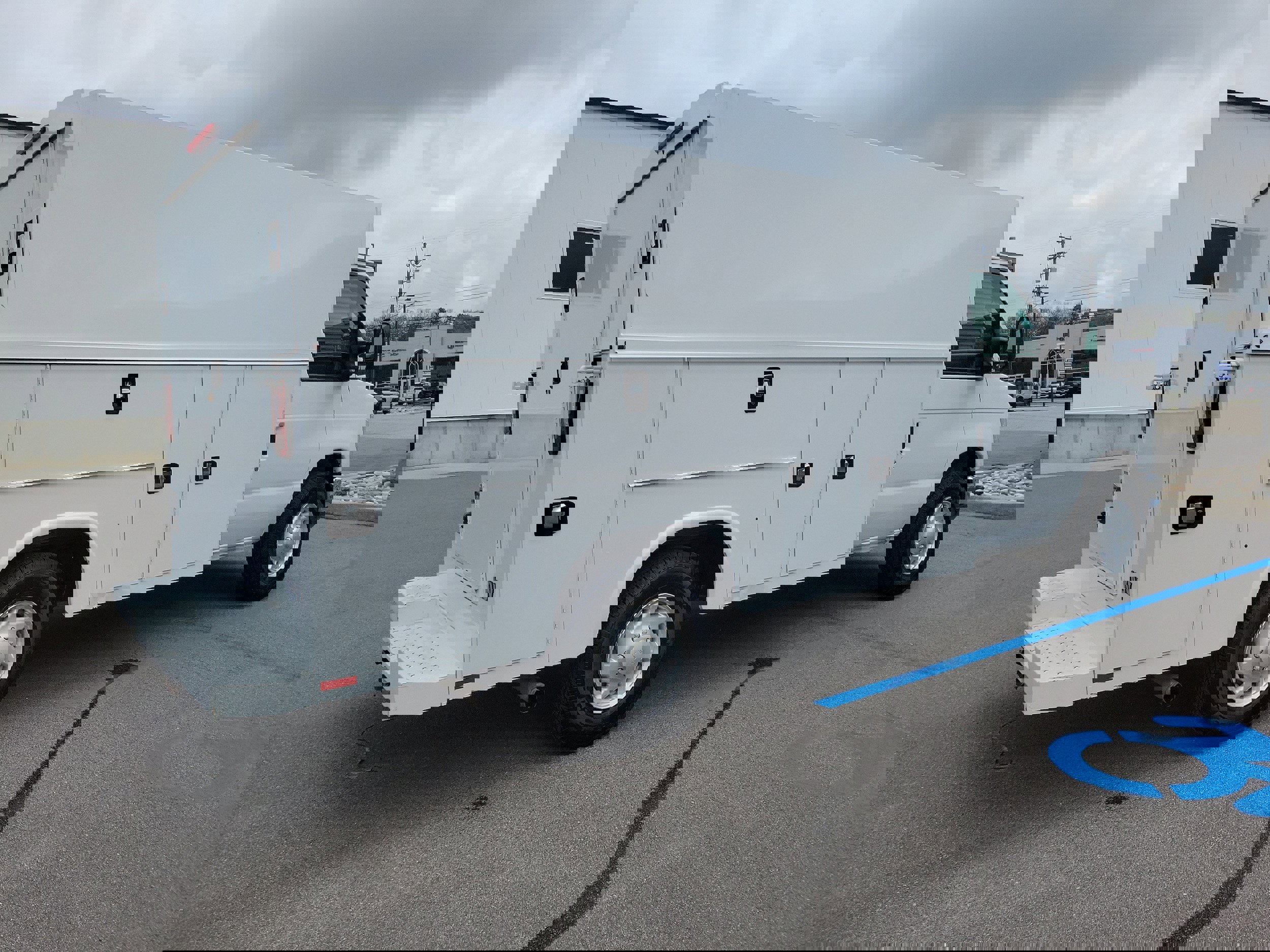 Certified 2018 Ford E-350 and Econoline 350 Super Duty w/ Power Windows & Locks Group image 4