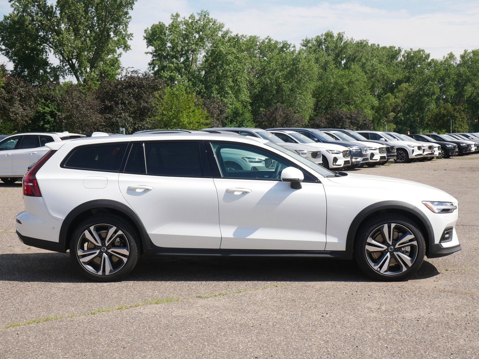 New 2026 Volvo V60 B5 Cross Country Plus w/ Climate Package AWD/4WD image 2