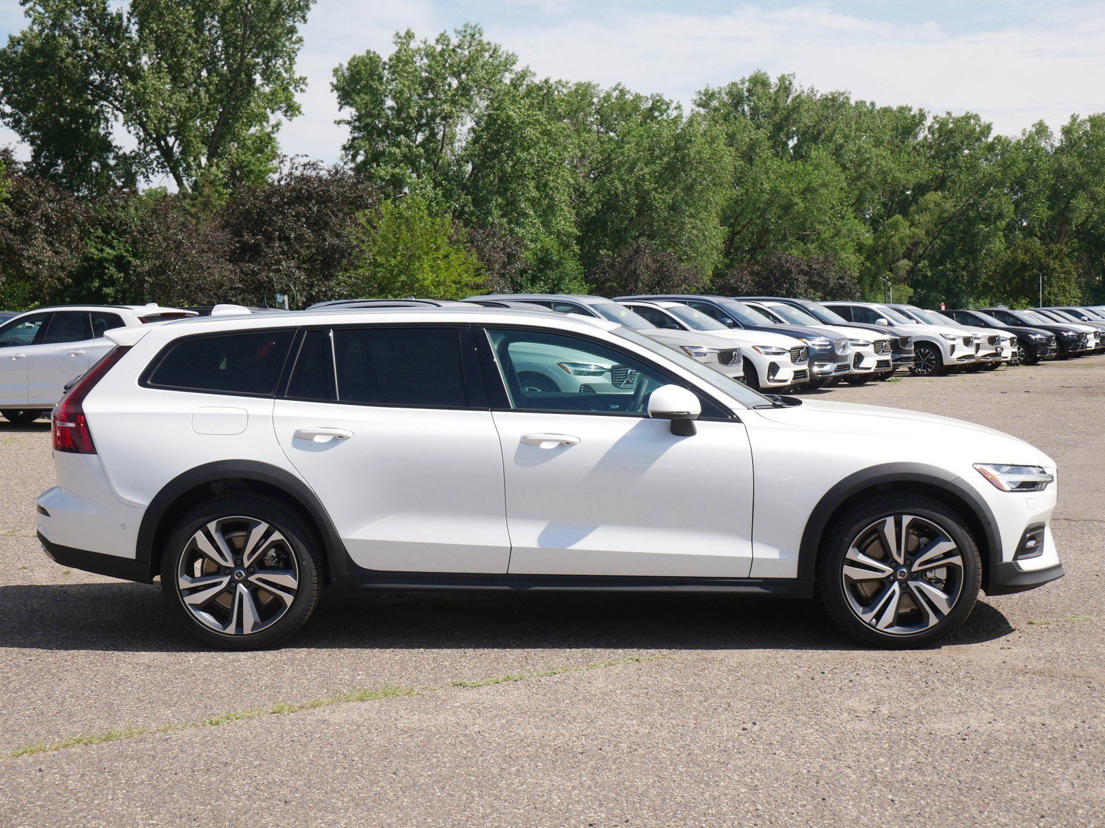 New 2026 Volvo V60 B5 Cross Country Plus w/ Climate Package image 2