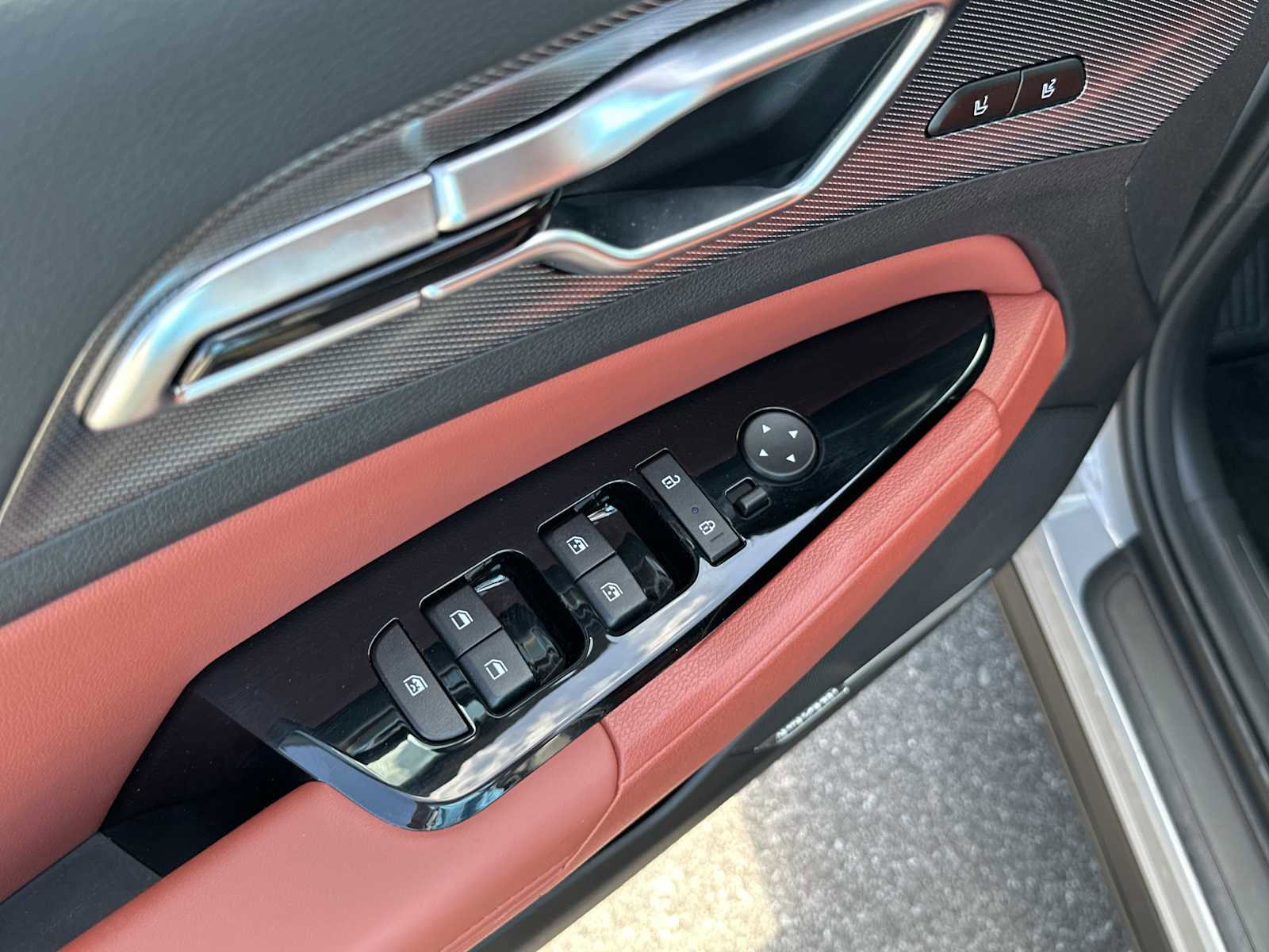 Used 2025 Kia Sportage SX image 15