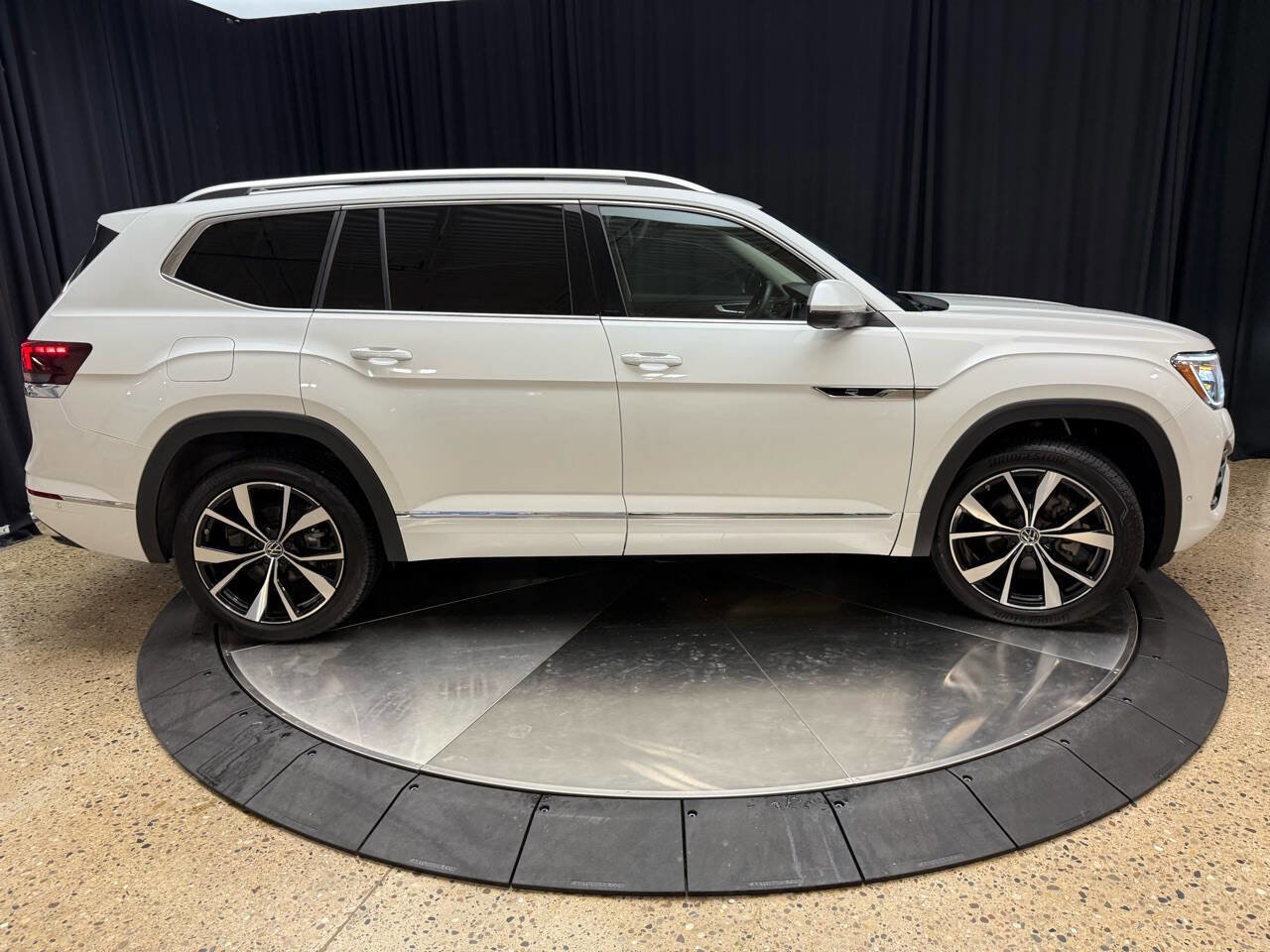 Used 2024 Volkswagen Atlas SEL Premium R-Line image 10