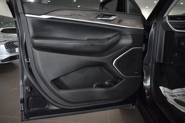 Used 2023 Jeep Grand Cherokee Limited w/ Black Appearance Package AWD/4WD image 28