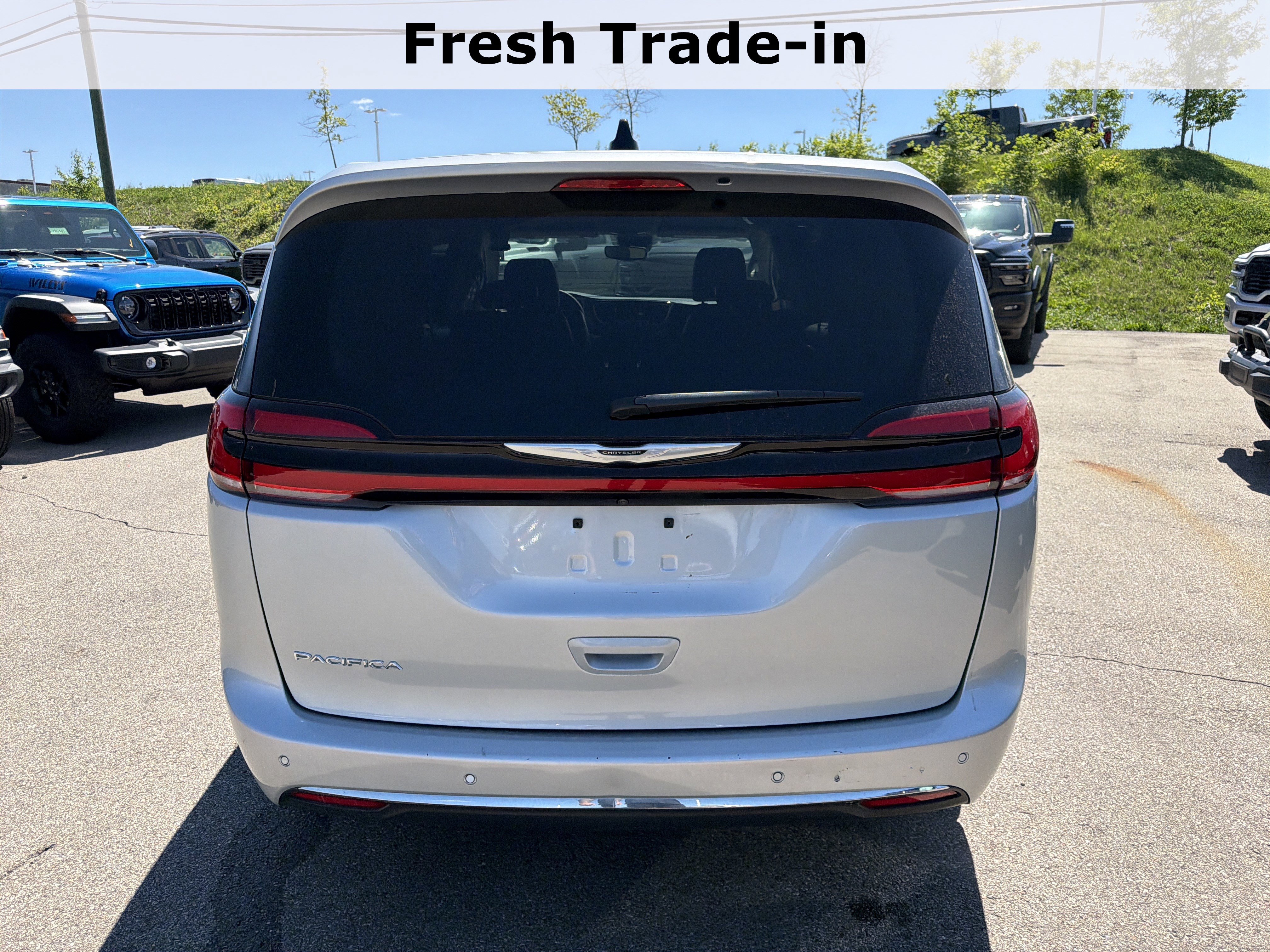 Used 2024 Chrysler Pacifica Touring-L FWD image 10