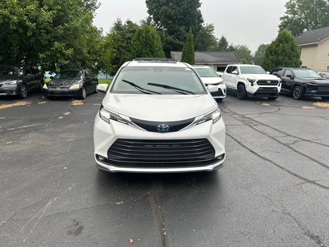 Used 2025 Toyota Sienna XLE w/ XLE Plus Package FWD image 2