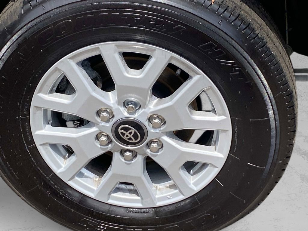 Used 2025 Toyota Tacoma SR5 AWD/4WD image 28
