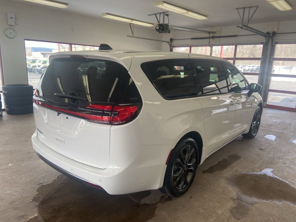 New 2026 Chrysler Pacifica Select FWD image 21