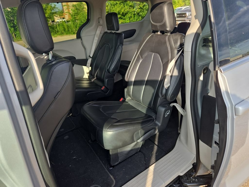 Used 2023 Chrysler Pacifica Touring-L FWD image 33