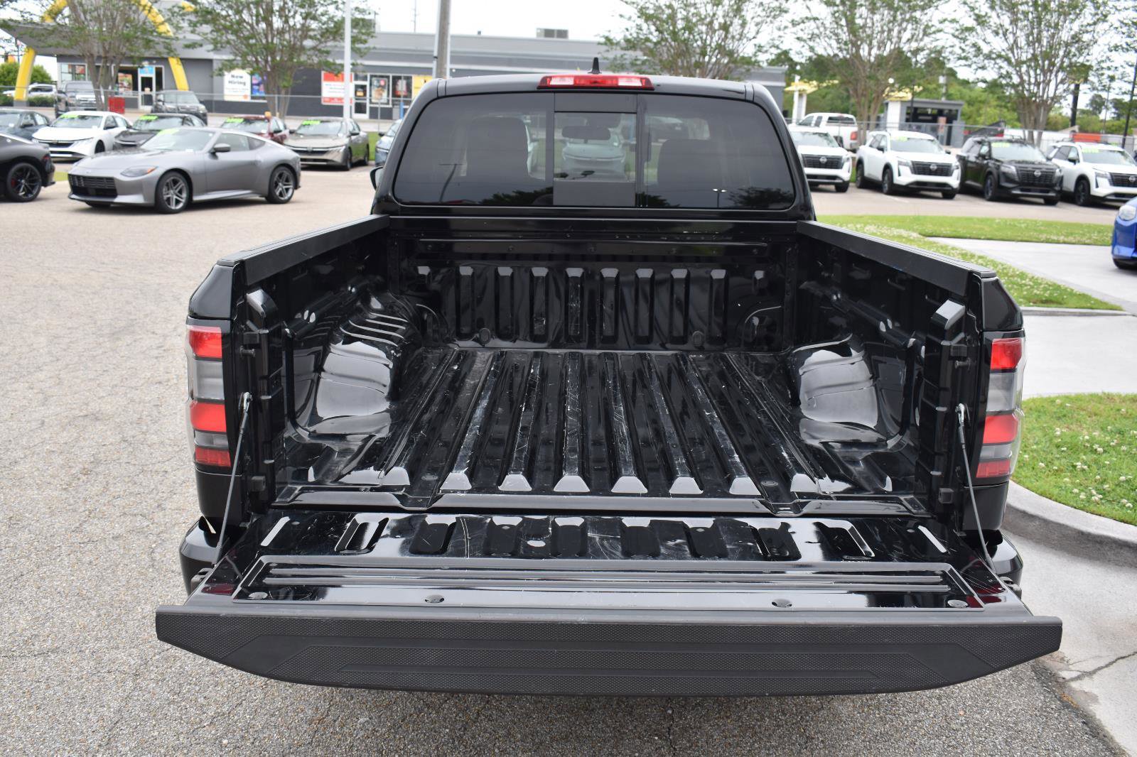 Used 2025 Nissan Frontier SV image 8