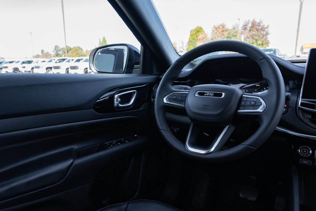 Used 2025 Jeep Compass Trailhawk AWD/4WD image 11