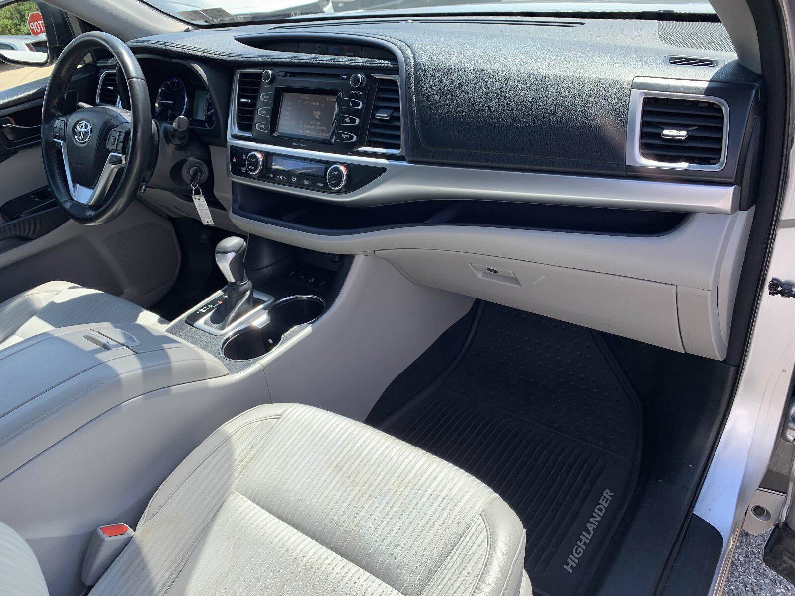 Used 2015 Toyota Highlander Plus AWD/4WD image 39