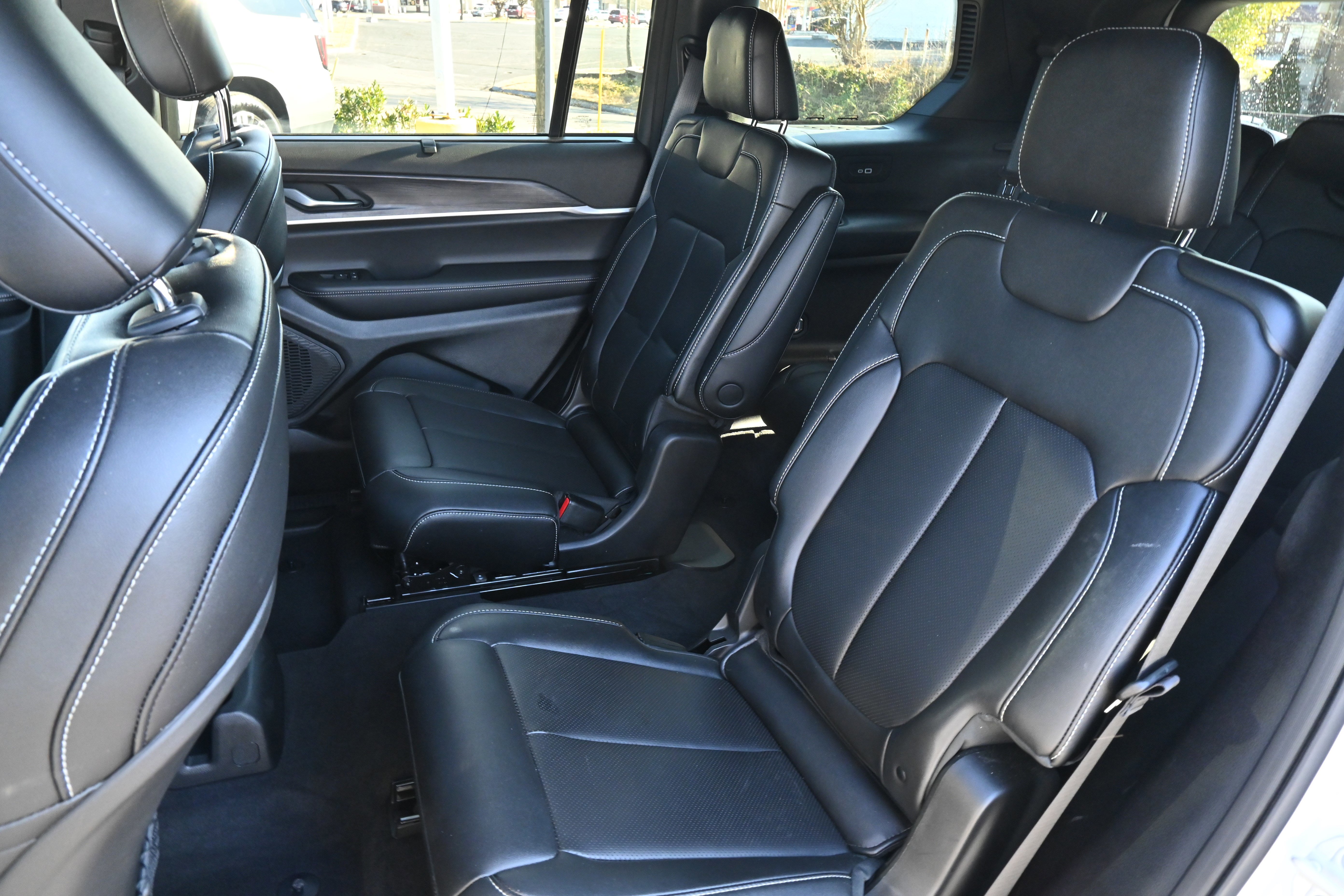 Used 2025 Jeep Grand Cherokee L Limited w/ Luxury Tech Group II image 11