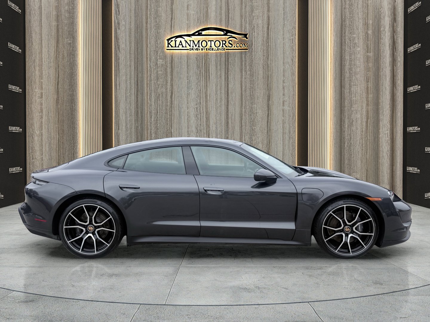 Used 2023 Porsche Taycan image 9