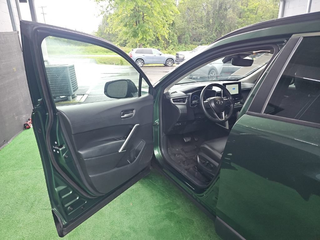 Used 2025 Toyota Corolla Cross XLE AWD/4WD image 27